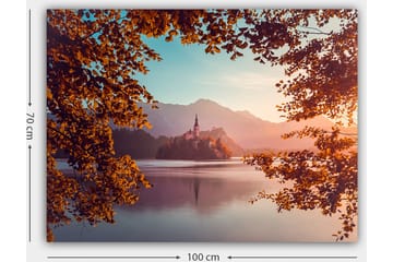 Canvastavla 70x100 cm - Vacker sjö med en ö och ett slott omgiven av höstfärgade träd och berg i bakgrunden - Orange / Blå / Lila - Inredning - Tavlor & posters - Canvastavla