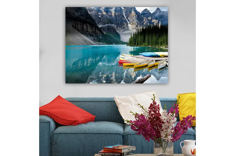 Canvastavla 70x100 cm - Vacker sjö med färgglada kanoter som ligger vid en naturskön bergskedja - Turkos / Grön / Gul - Inredning - Tavlor & posters - Canvastavla