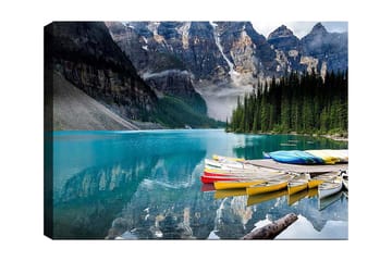 Canvastavla 70x100 cm - Vacker sjö med färgglada kanoter som ligger vid en naturskön bergskedja - Turkos / Grön / Gul - Inredning - Tavlor & posters - Canvastavla