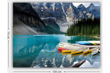 Canvastavla 70x100 cm - Vacker sjö med färgglada kanoter som ligger vid en naturskön bergskedja - Turkos / Grön / Gul - Inredning - Tavlor & posters - Canvastavla