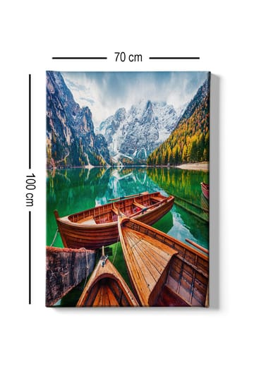 Canvastavla 70x100 cm - Vacker sjö med flera träbåtar och omgivande berg i en naturskön miljö - Grön / Brun / Blå - Inredning - Tavlor & posters - Canvastavla