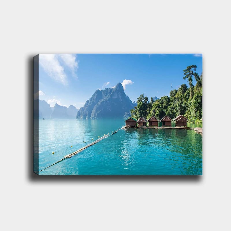 Canvastavla 70x100 cm - Vacker sjö med stugor vid vattnet, omgiven av majestätiska berg och grönskande skog - Turkos / Grön / Brun - Inredning - Tavlor & posters - Canvastavla