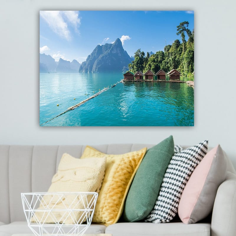 Canvastavla 70x100 cm - Vacker sjö med stugor vid vattnet, omgiven av majestätiska berg och grönskande skog - Turkos / Grön / Brun - Inredning - Tavlor & posters - Canvastavla