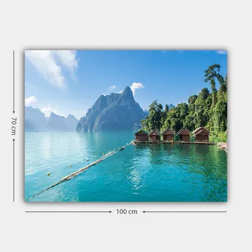 Canvastavla 70x100 cm - Vacker sjö med stugor vid vattnet, omgiven av majestätiska berg och grönskande skog - Turkos / Grön / Brun - Inredning - Tavlor & posters - Canvastavla