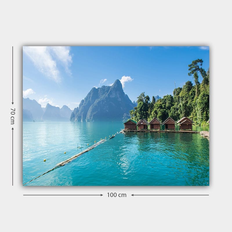 Canvastavla 70x100 cm - Vacker sjö med stugor vid vattnet, omgiven av majestätiska berg och grönskande skog - Turkos / Grön / Brun - Inredning - Tavlor & posters - Canvastavla