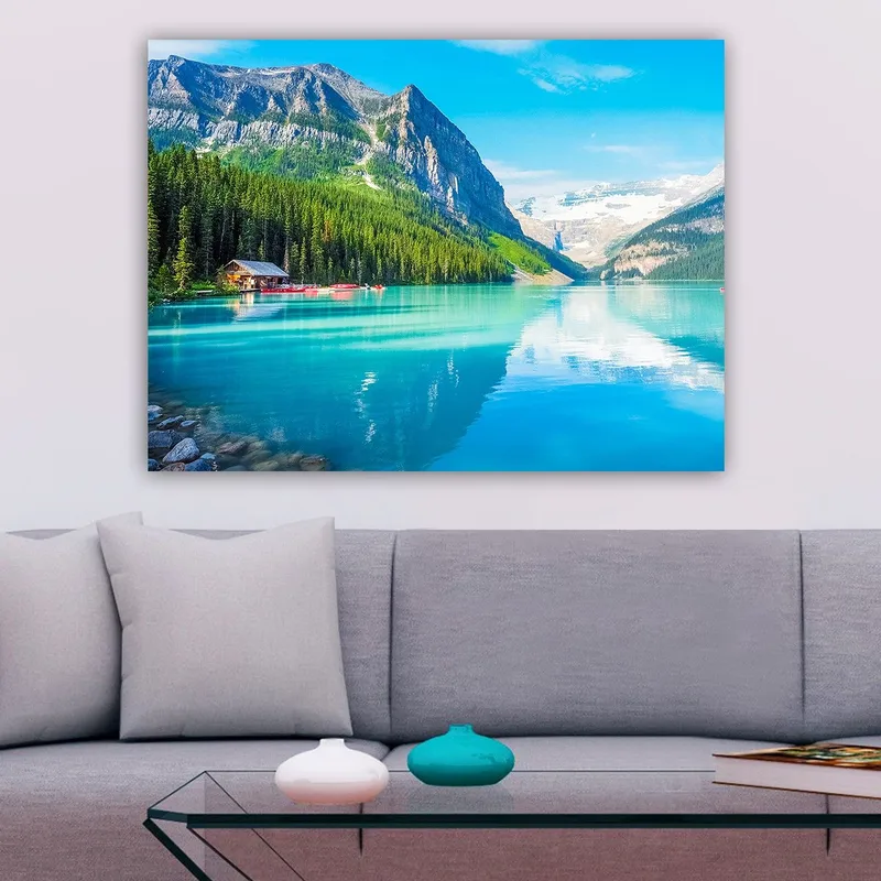 Canvastavla 70x100 cm - Vacker sjö omgiven av majestätiska berg och tät grönska - Turkos / Grön / Blå - Inredning - Tavlor & posters - Canvastavla