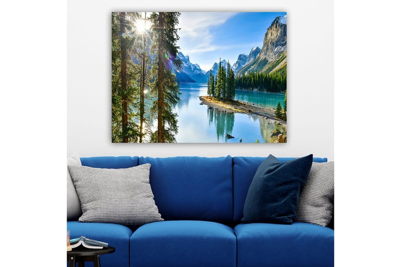 Canvastavla 70x100 cm - Vacker sjölandskap med höga berg och tät grönska som speglas i vattnet - Grön / Blå / Brun - Inredning - Tavlor & posters - Canvastavla