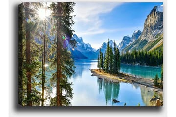 Canvastavla 70x100 cm - Vacker sjölandskap med höga berg och tät grönska som speglas i vattnet - Grön / Blå / Brun - Inredning - Tavlor & posters - Canvastavla