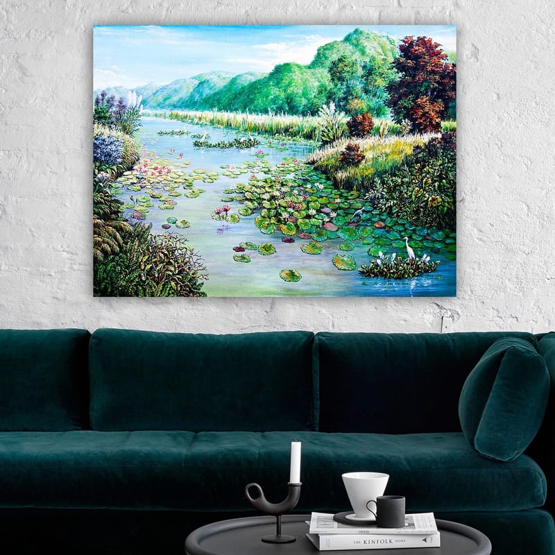 Canvastavla 70x100 cm - Vacker sjöscen med näckrosor och omgivande grönska - Grön / Blå / Rosa - Inredning - Tavlor & posters - Canvastavla