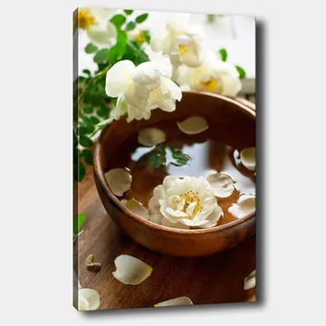 Canvastavla 70x100 cm - Vacker skål med vita blommor och kronblad som flyter på vatten - Vit / Brun / Grön - Inredning - Tavlor & posters - Canvastavla