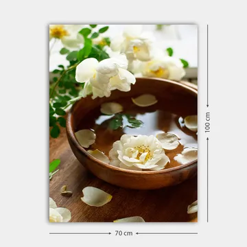 Canvastavla 70x100 cm - Vacker skål med vita blommor och kronblad som flyter på vatten - Vit / Brun / Grön - Inredning - Tavlor & posters - Canvastavla