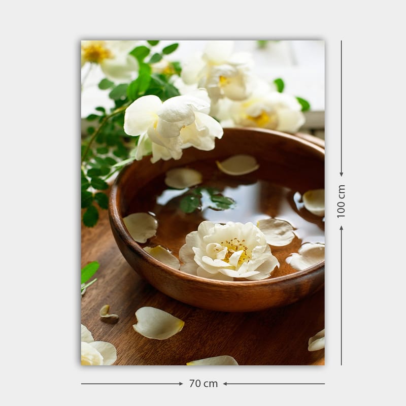 Canvastavla 70x100 cm - Vacker skål med vita blommor och kronblad som flyter på vatten - Vit / Brun / Grön - Inredning - Tavlor & posters - Canvastavla