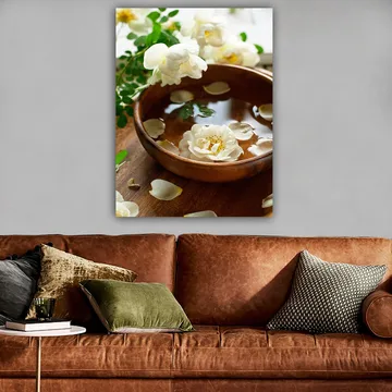 Canvastavla 70x100 cm - Vacker skål med vita blommor och kronblad som flyter på vatten - Vit / Brun / Grön - Inredning - Tavlor & posters - Canvastavla