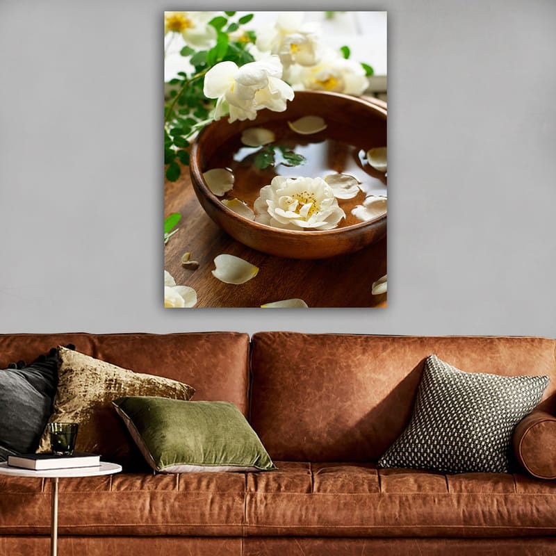 Canvastavla 70x100 cm - Vacker skål med vita blommor och kronblad som flyter på vatten - Vit / Brun / Grön - Inredning - Tavlor & posters - Canvastavla