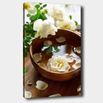 Canvastavla 70x100 cm - Vacker skål med vita blommor och kronblad som flyter på vatten - Vit / Brun / Grön - Inredning - Tavlor & posters - Canvastavla
