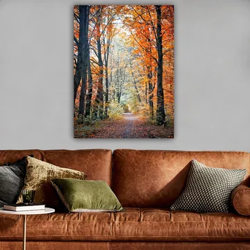 Canvastavla 70x100 cm - Vacker skogsstig omgiven av höstfärger och träd med gyllene och orange löv - Orange / Guld / Grön - Inredning - Tavlor & posters - Canvastavla