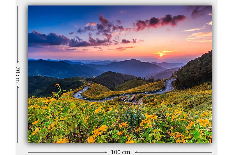 Canvastavla 70x100 cm - Vacker solnedgång över en blomstrande dal med slingrande vägar och berg i bakgrunden - Gult / Grönt / Blått - Inredning - Tavlor & posters - Canvastavla