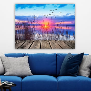 Canvastavla 70x100 cm - Vacker solnedgång över en spegelblanka sjö med fåglar som flyger över vattnet - Blå / Orange / Lila - Inredning - Tavlor & posters - Canvastavla