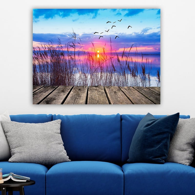 Canvastavla 70x100 cm - Vacker solnedgång över en spegelblanka sjö med fåglar som flyger över vattnet - Blå / Orange / Lila - Inredning - Tavlor & posters - Canvastavla