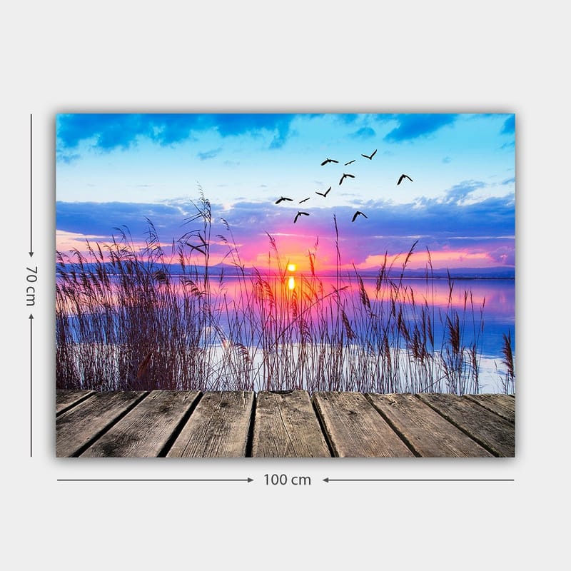 Canvastavla 70x100 cm - Vacker solnedgång över en spegelblanka sjö med fåglar som flyger över vattnet - Blå / Orange / Lila - Inredning - Tavlor & posters - Canvastavla
