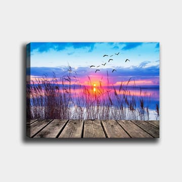 Canvastavla 70x100 cm - Vacker solnedgång över en spegelblanka sjö med fåglar som flyger över vattnet - Blå / Orange / Lila - Inredning - Tavlor & posters - Canvastavla