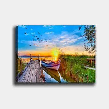 Canvastavla 70x100 cm - Vacker solnedgång över en stilla sjö med en båt vid en träbrygga omgiven av grönska - Blå / Orange / Grön - Inredning - Tavlor & posters - Canvastavla