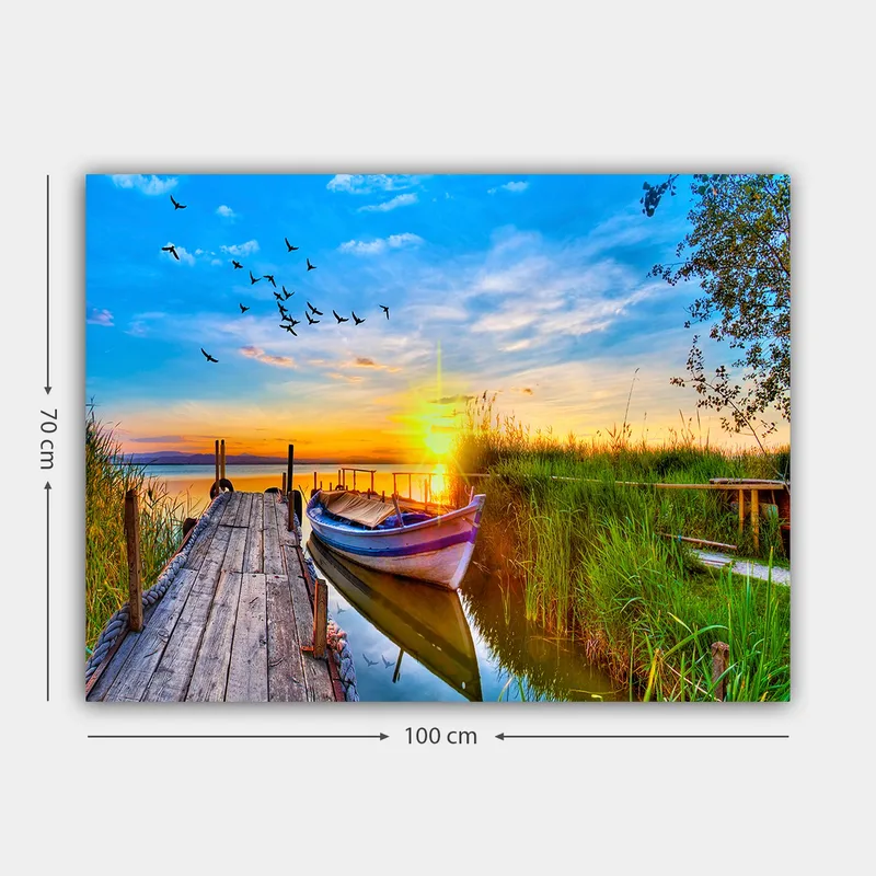 Canvastavla 70x100 cm - Vacker solnedgång över en stilla sjö med en båt vid en träbrygga omgiven av grönska - Blå / Orange / Grön - Inredning - Tavlor & posters - Canvastavla