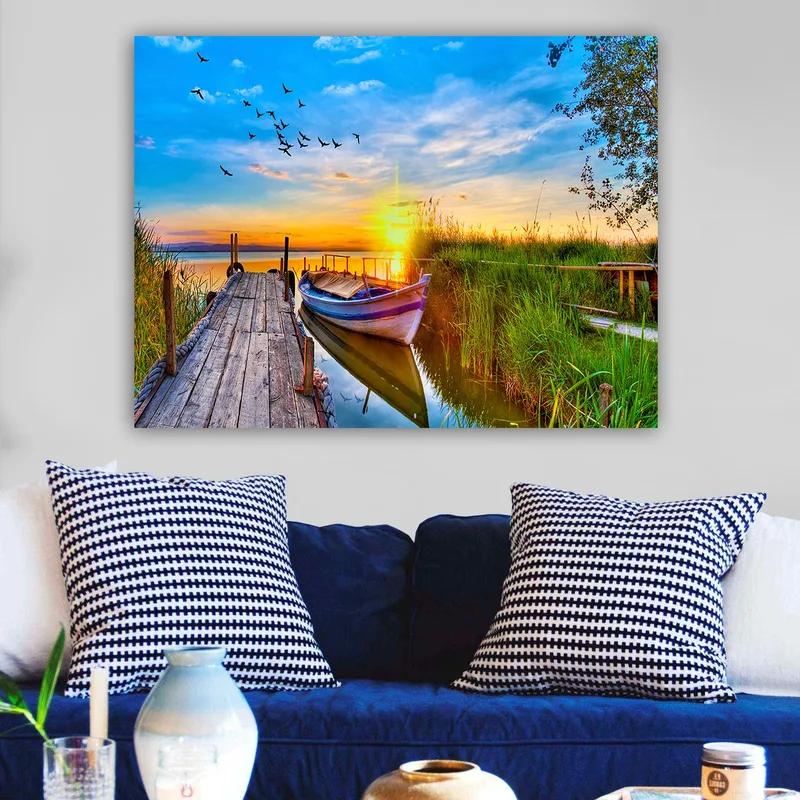 Canvastavla 70x100 cm - Vacker solnedgång över en stilla sjö med en båt vid en träbrygga omgiven av grönska - Blå / Orange / Grön - Inredning - Tavlor & posters - Canvastavla