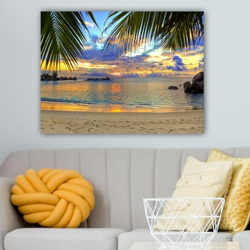 Canvastavla 70x100 cm - Vacker solnedgång över en strand med palmer som ramar in motivet - Blå / Orange / Grön - Inredning - Tavlor & posters - Canvastavla