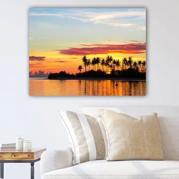 Canvastavla 70x100 cm - Vacker solnedgång över en palmkantad ö med spegelbild i vattnet - Orange / Gult / Svart - Inredning - Tavlor & posters - Canvastavla