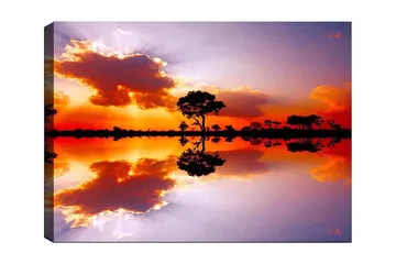 Canvastavla 70x100 cm - Vacker solnedgång med silhuetter av träd som speglas i en stilla vattenyta - Orange / Lila / Svart - Inredning - Tavlor & posters - Canvastavla