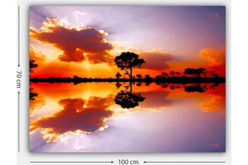 Canvastavla 70x100 cm - Vacker solnedgång med silhuetter av träd som speglas i en stilla vattenyta - Orange / Lila / Svart - Inredning - Tavlor & posters - Canvastavla