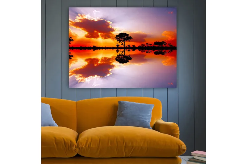 Canvastavla 70x100 cm - Vacker solnedgång med silhuetter av träd som speglas i en stilla vattenyta - Orange / Lila / Svart - Inredning - Tavlor & posters - Canvastavla