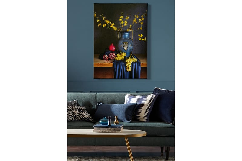 Canvastavla 70x100 cm - Vacker stilleben med en blå vas fylld med gula blommor och frukter som granatäpple och druvor - Blå / Gul / Röd - Inredning - Tavlor & posters - Canvastavla