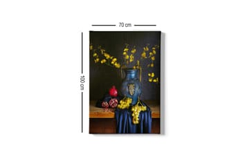Canvastavla 70x100 cm - Vacker stilleben med en blå vas fylld med gula blommor och frukter som granatäpple och druvor - Blå / Gul / Röd - Inredning - Tavlor & posters - Canvastavla