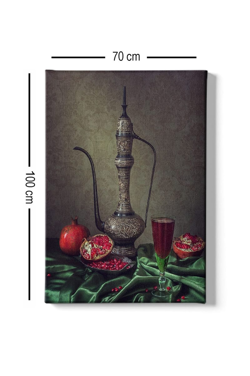 Canvastavla 70x100 cm - Vacker stilleben med en utsmyckad kanna, granatäpplen och ett glas med röd dryck på en grön duk - Mörkgrön / Röd / Brun - Inredning - Tavlor & posters - Canvastavla