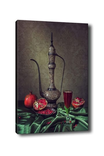 Canvastavla 70x100 cm - Vacker stilleben med en utsmyckad kanna, granatäpplen och ett glas med röd dryck på en grön duk - Mörkgrön / Röd / Brun - Inredning - Tavlor & posters - Canvastavla