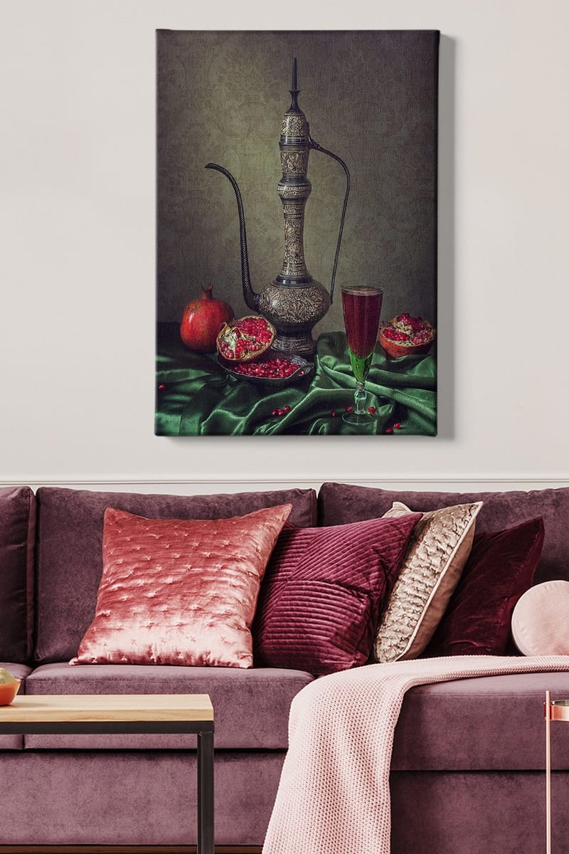 Canvastavla 70x100 cm - Vacker stilleben med en utsmyckad kanna, granatäpplen och ett glas med röd dryck på en grön duk - Mörkgrön / Röd / Brun - Inredning - Tavlor & posters - Canvastavla
