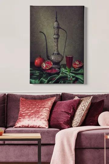 Canvastavla 70x100 cm - Vacker stilleben med en utsmyckad kanna, granatäpplen och ett glas med röd dryck på en grön duk - Mörkgrön / Röd / Brun - Inredning - Tavlor & posters - Canvastavla