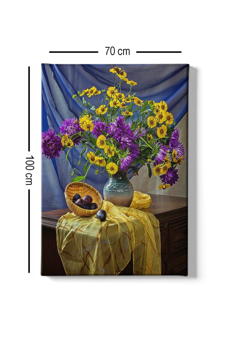 Canvastavla 70x100 cm - Vacker stilleben med en vas fylld av färgglada blommor och en korg med plommon - Lila / Gul / Grön - Inredning - Tavlor & posters - Canvastavla