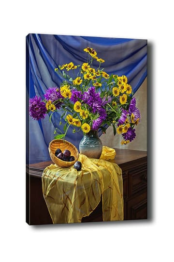 Canvastavla 70x100 cm - Vacker stilleben med en vas fylld av färgglada blommor och en korg med plommon - Lila / Gul / Grön - Inredning - Tavlor & posters - Canvastavla