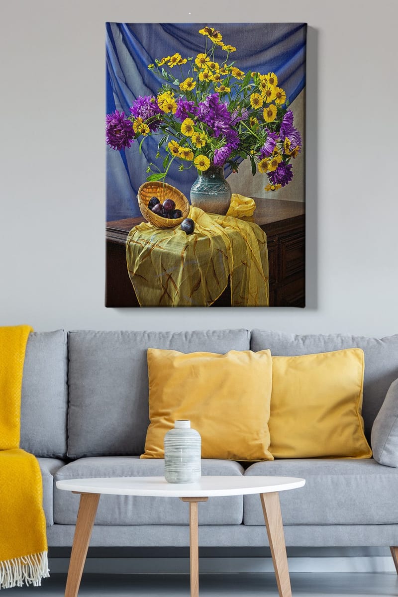 Canvastavla 70x100 cm - Vacker stilleben med en vas fylld av färgglada blommor och en korg med plommon - Lila / Gul / Grön - Inredning - Tavlor & posters - Canvastavla