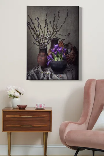 Canvastavla 70x100 cm - Vacker stilleben med lila blommor i en svart kruka omgiven av grenar och keramik - Lila / Svart / Brun - Inredning - Tavlor & posters - Canvastavla
