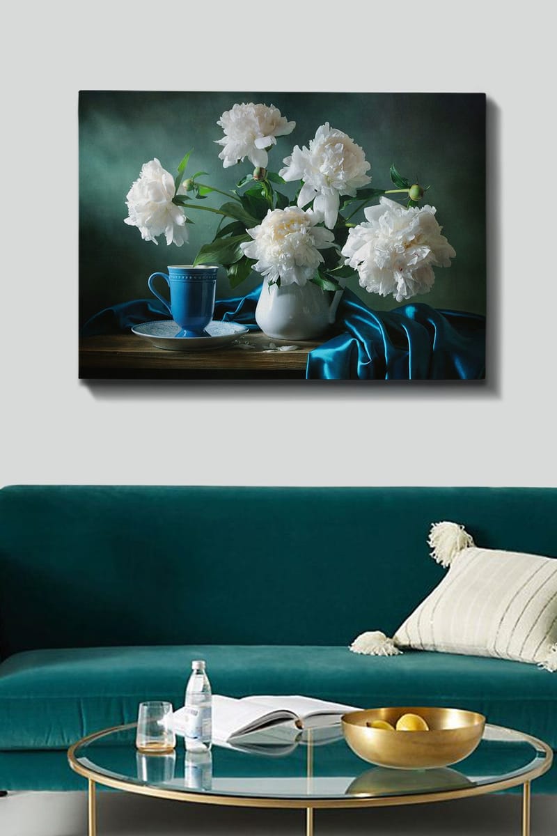 Canvastavla 70x100 cm - Vacker stilleben med vita pioner i en vas och en blå kopp på ett bord - Vit / Blå / Grön - Inredning - Tavlor & posters - Canvastavla