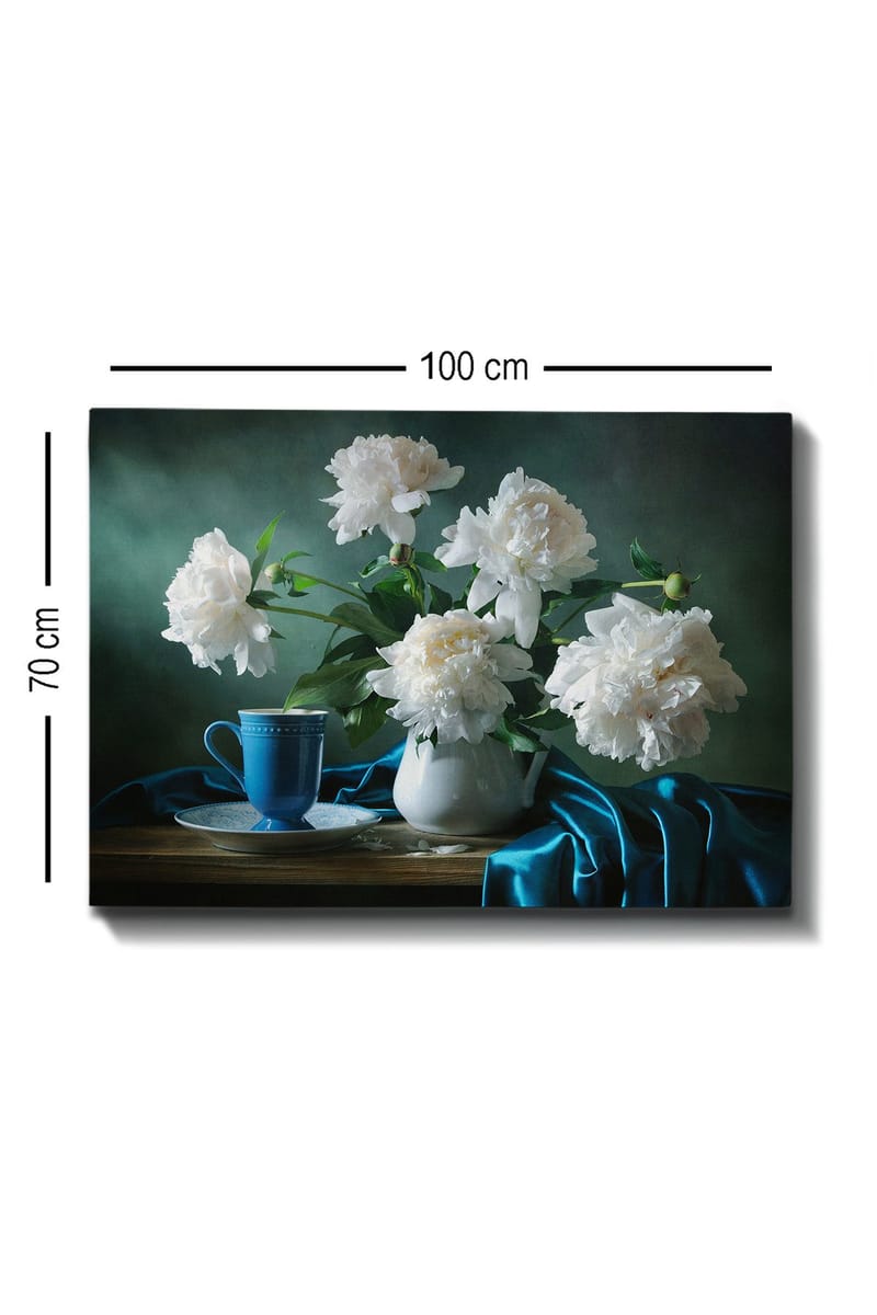 Canvastavla 70x100 cm - Vacker stilleben med vita pioner i en vas och en blå kopp på ett bord - Vit / Blå / Grön - Inredning - Tavlor & posters - Canvastavla