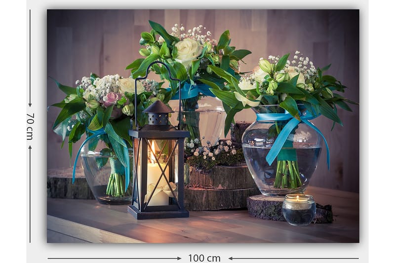 Canvastavla 70x100 cm - Vacker stillhet med blommor i glasvaser och en lykta som skapar en mysig atmosfär - Grön / Vit / Blå - Inredning - Tavlor & posters - Canvastavla