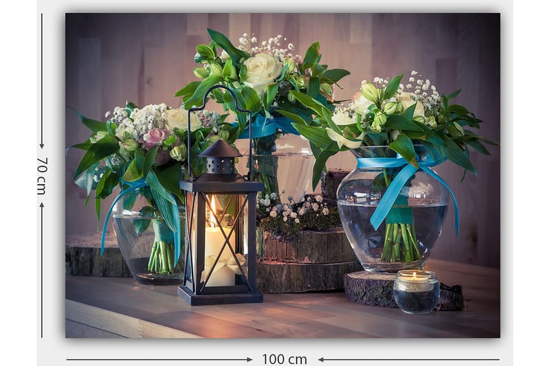 Canvastavla 70x100 cm - Vacker stillhet med blommor i glasvaser och en lykta som skapar en mysig atmosfär - Grön / Vit / Blå - Inredning - Tavlor & posters - Canvastavla