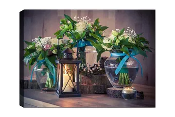 Canvastavla 70x100 cm - Vacker stillhet med blommor i glasvaser och en lykta som skapar en mysig atmosfär - Grön / Vit / Blå - Inredning - Tavlor & posters - Canvastavla