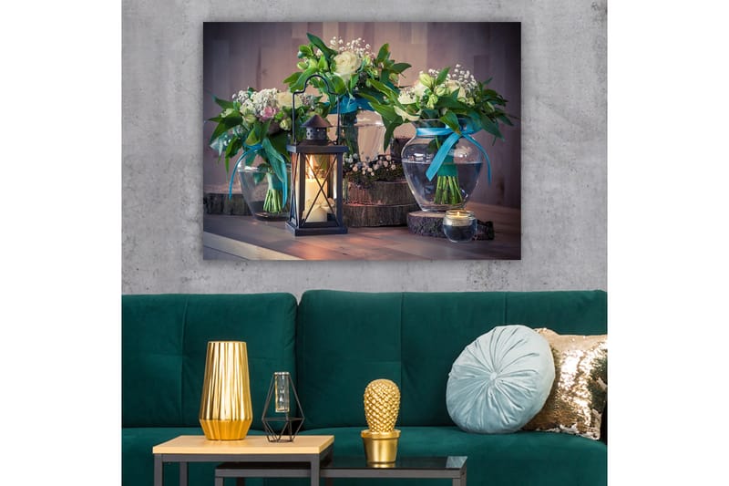 Canvastavla 70x100 cm - Vacker stillhet med blommor i glasvaser och en lykta som skapar en mysig atmosfär - Grön / Vit / Blå - Inredning - Tavlor & posters - Canvastavla