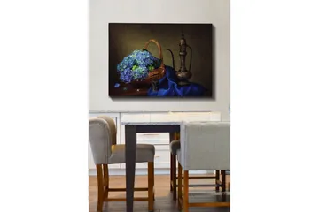 Canvastavla 70x100 cm - Vacker stillhet med en korg fylld av blå hortensior och en elegant metallkanna - Blå / Grön / Brun - Inredning - Tavlor & posters - Canvastavla